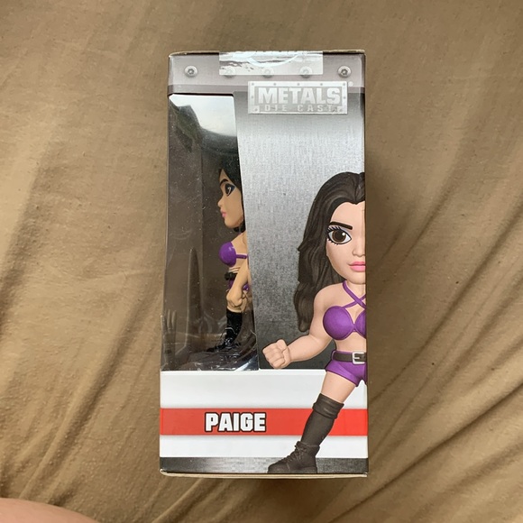 WWE Paige “Metals Die Cast” Figurine (M202) - Picture 2 of 9